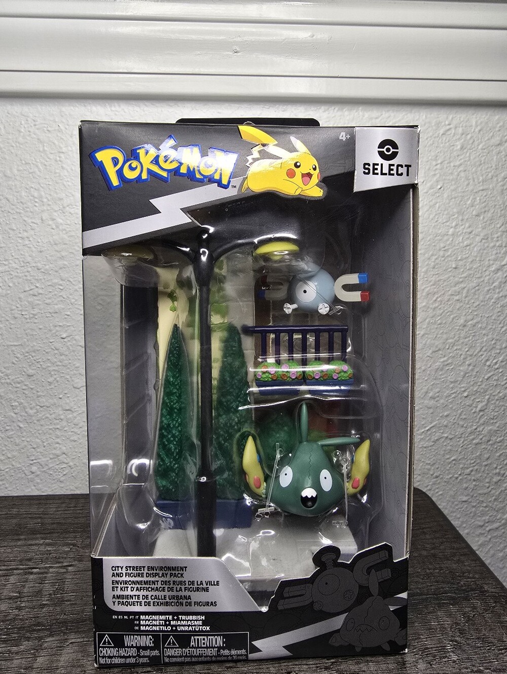 Pokemon Select Playset with Magneton and Miamiasme
